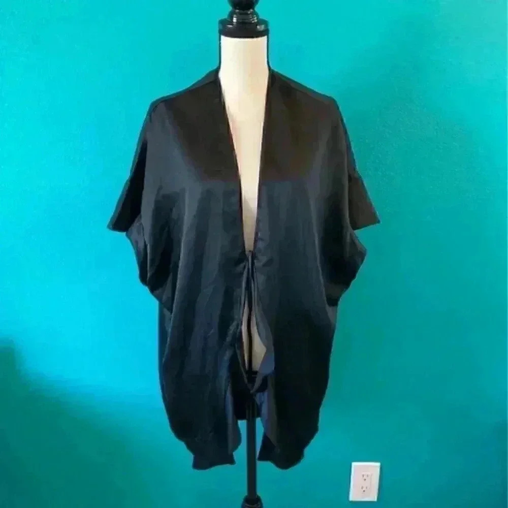 ⭐️ Victoria’s Secret black robe in one size